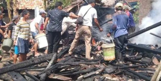 Diduga Korsleting Listrik Satu Rumah Warga di Desa Tajur Ludes Terbakar