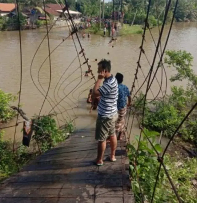 Jembatan Gantung Ambruk, 8 Motor Terjun Ke Sungai