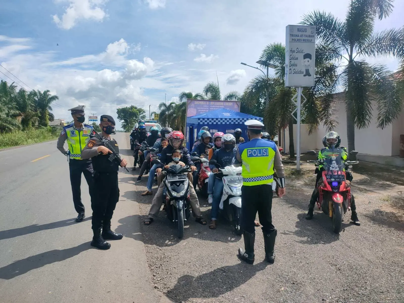 Polres Mesuji Melakukan Pengawalan Pemudik