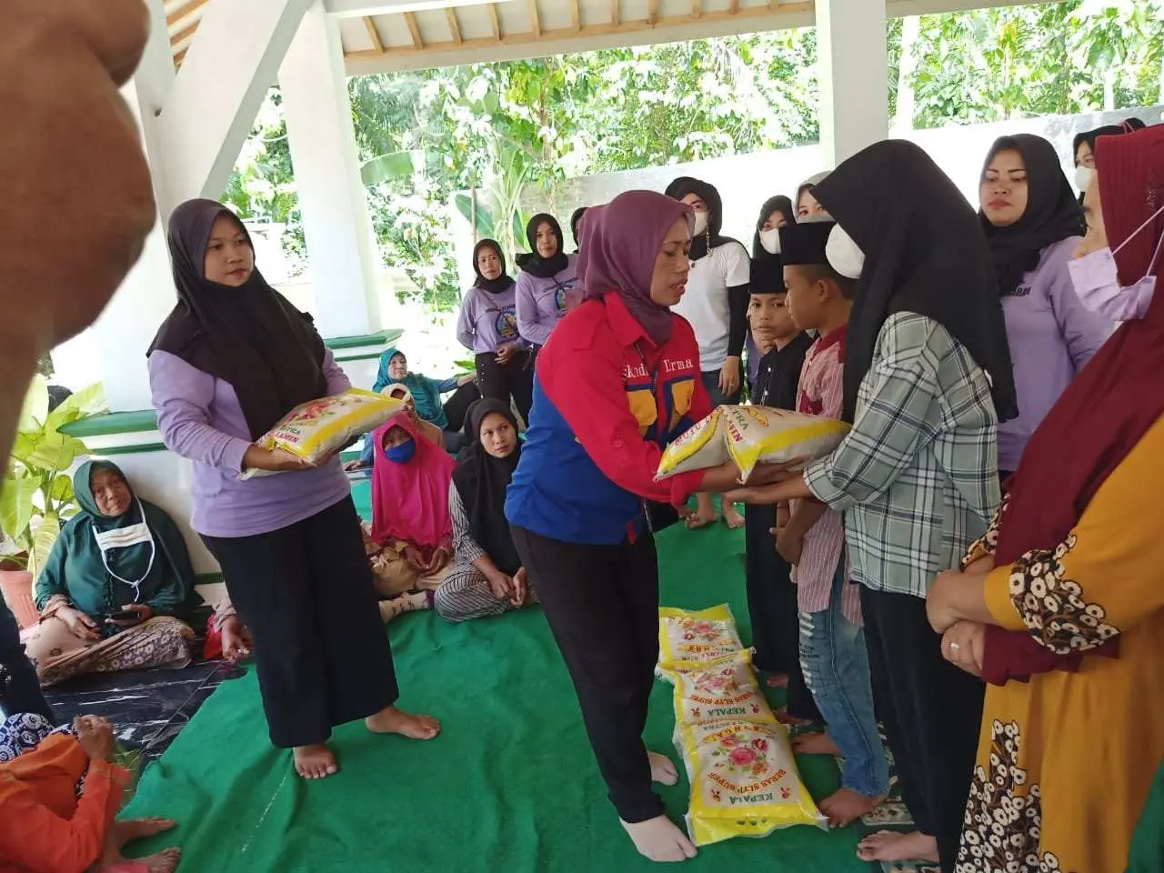 Srikandi Dermawan Bagikan Sembako Kepada Kaum Duafa Dan Anak Yatim Piatu