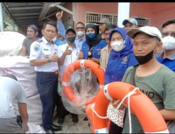 Sosialisasikan Keselamatan dan Pembagian Life Jaket Pada Nelayan, Ini Kata Evi Susina