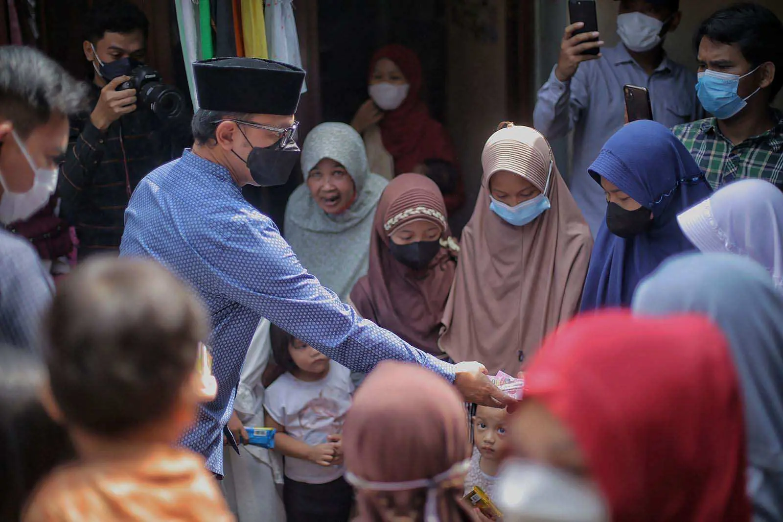 Ikatan Alumni SMANSA Kota Bogor Berbagi Sembako di Kampung Bebek