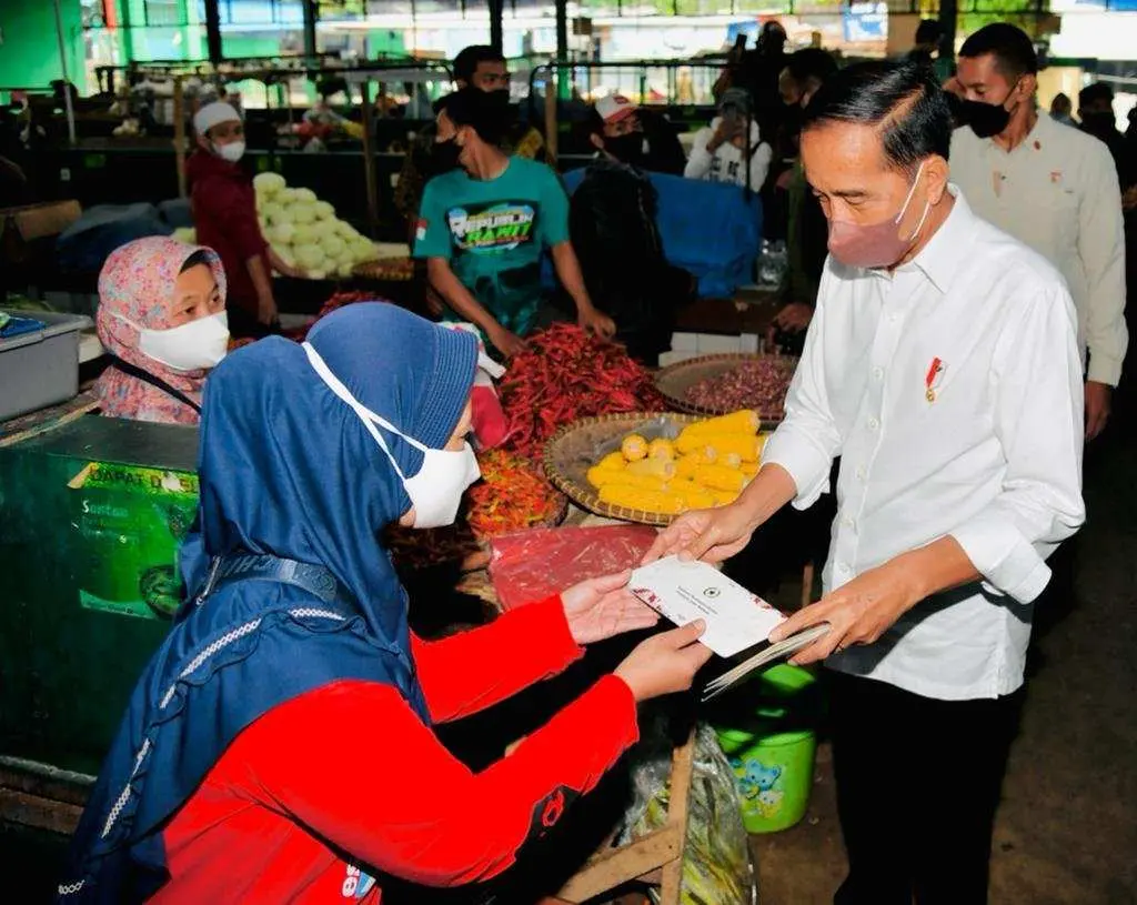 Presiden Jokowi Ngabuburit di Pasar Bogor