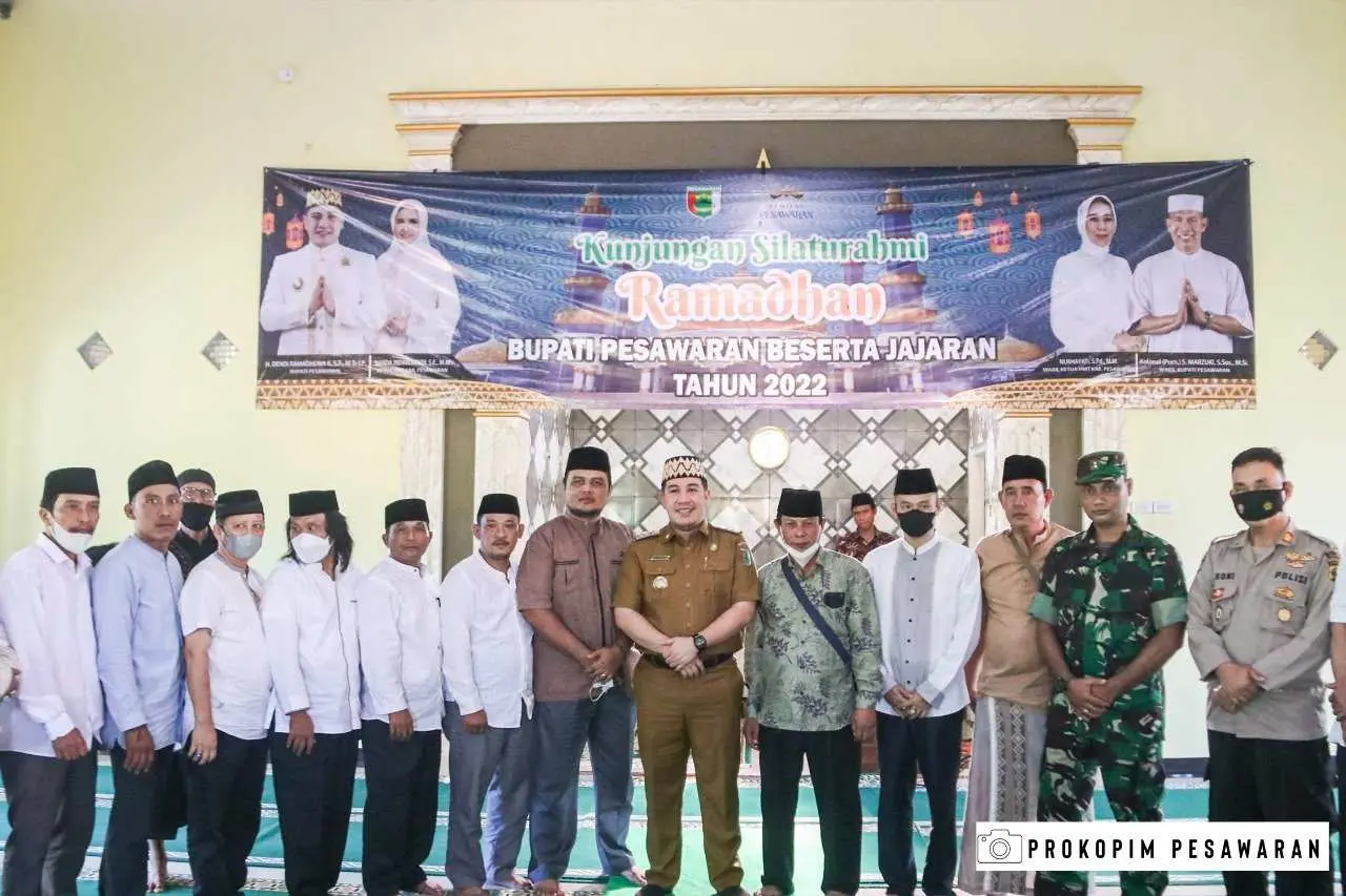 Silaturahmi Ramadhan, Bupati Pesawaran Berikan Santunan Anak Yatim dan Rumah Ibadah