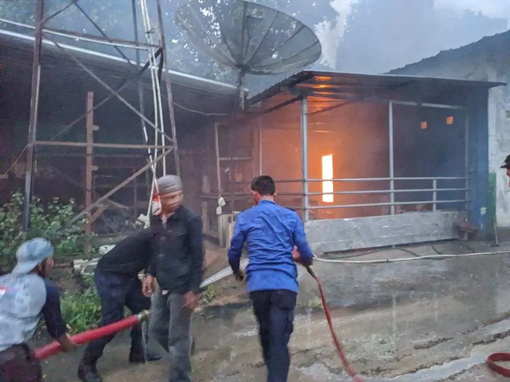 Kebakaran Hebat di Desa Gebang Hanguskan Satu Toko Bangunan, Korsleting Listrik Diduga Jadi Penyebabnya