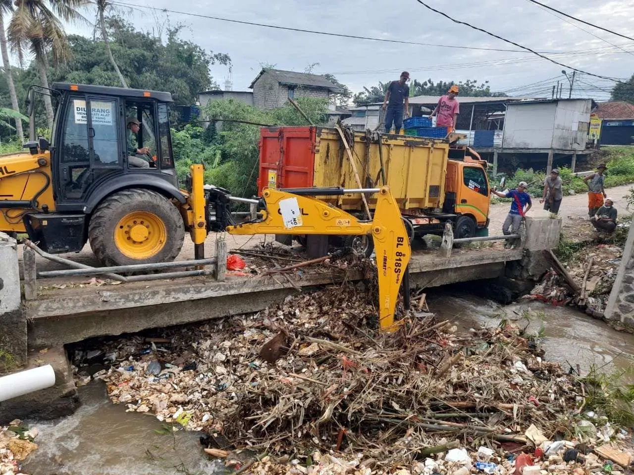 DLH, DPUPR Kabupaten Bogor dan PSDA Provinsi Jabar Sinergitas Bersihkan Kali Baru Barat