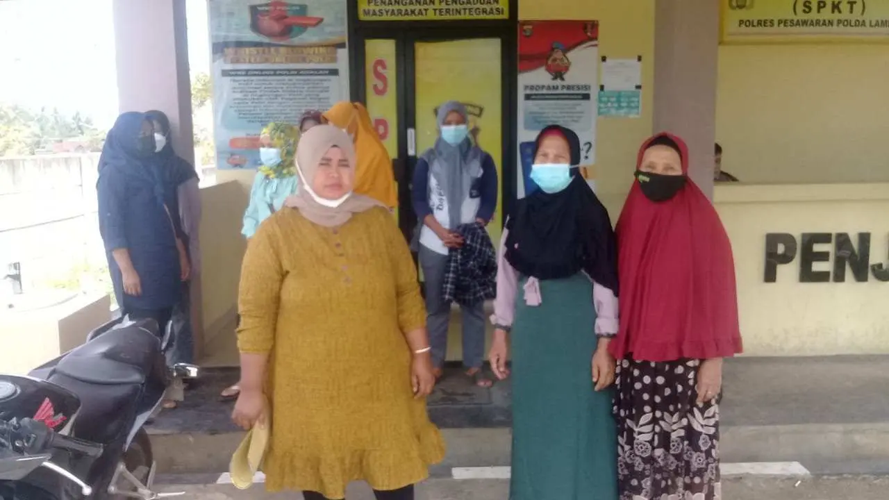 Puluhan Emak-emak Korban Penipuan Laporkan Pelaku Ke Polisi