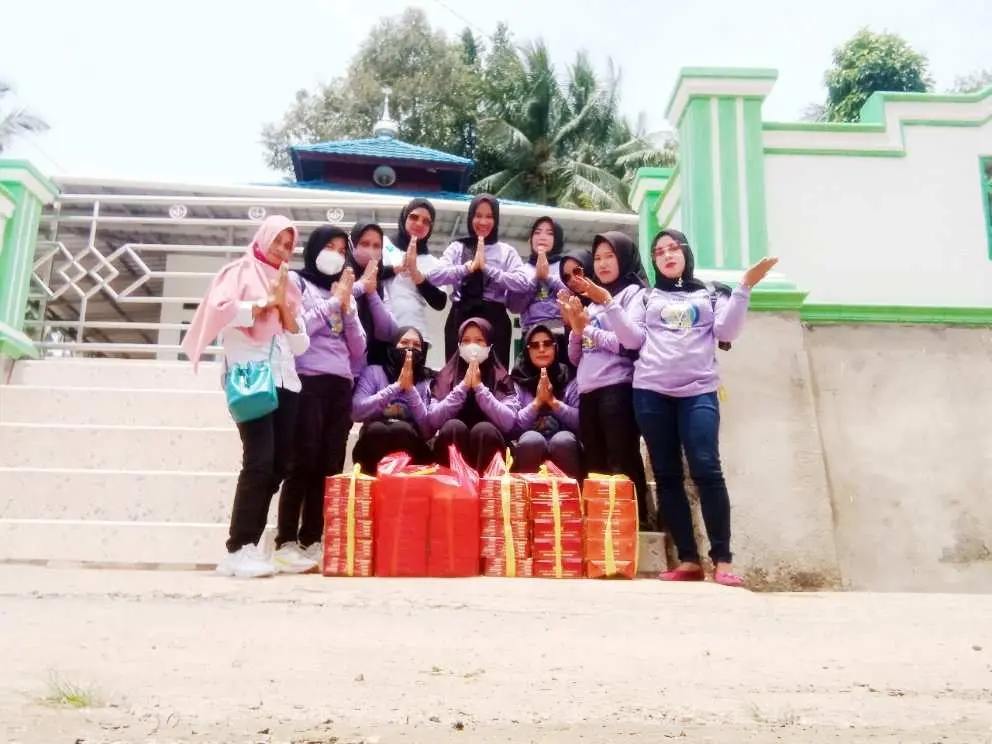 Jum’at Berkah, Srikandi Dermawan Bagikan Nasi Bungkus Ke Warga