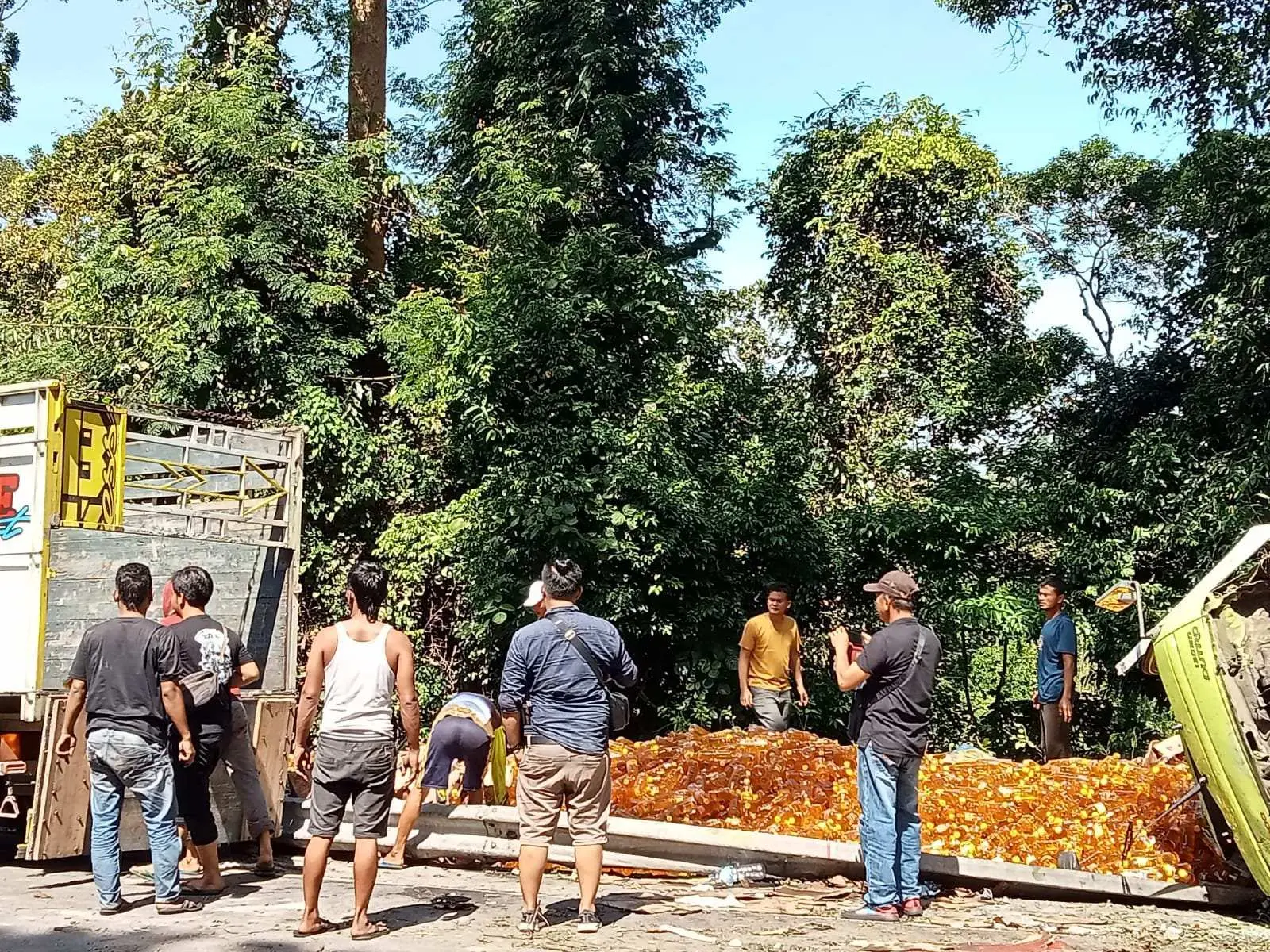 Mobil Box Bermuatan Migor 8,5 Ton Terguling di Tanjakan Kramat Manullah