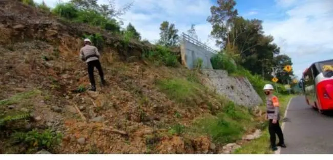 Tim SAR Sat Brimob Polda Jabar Patroli Pengecekan Tebing Rawan Longsor di Wilayah Lembang