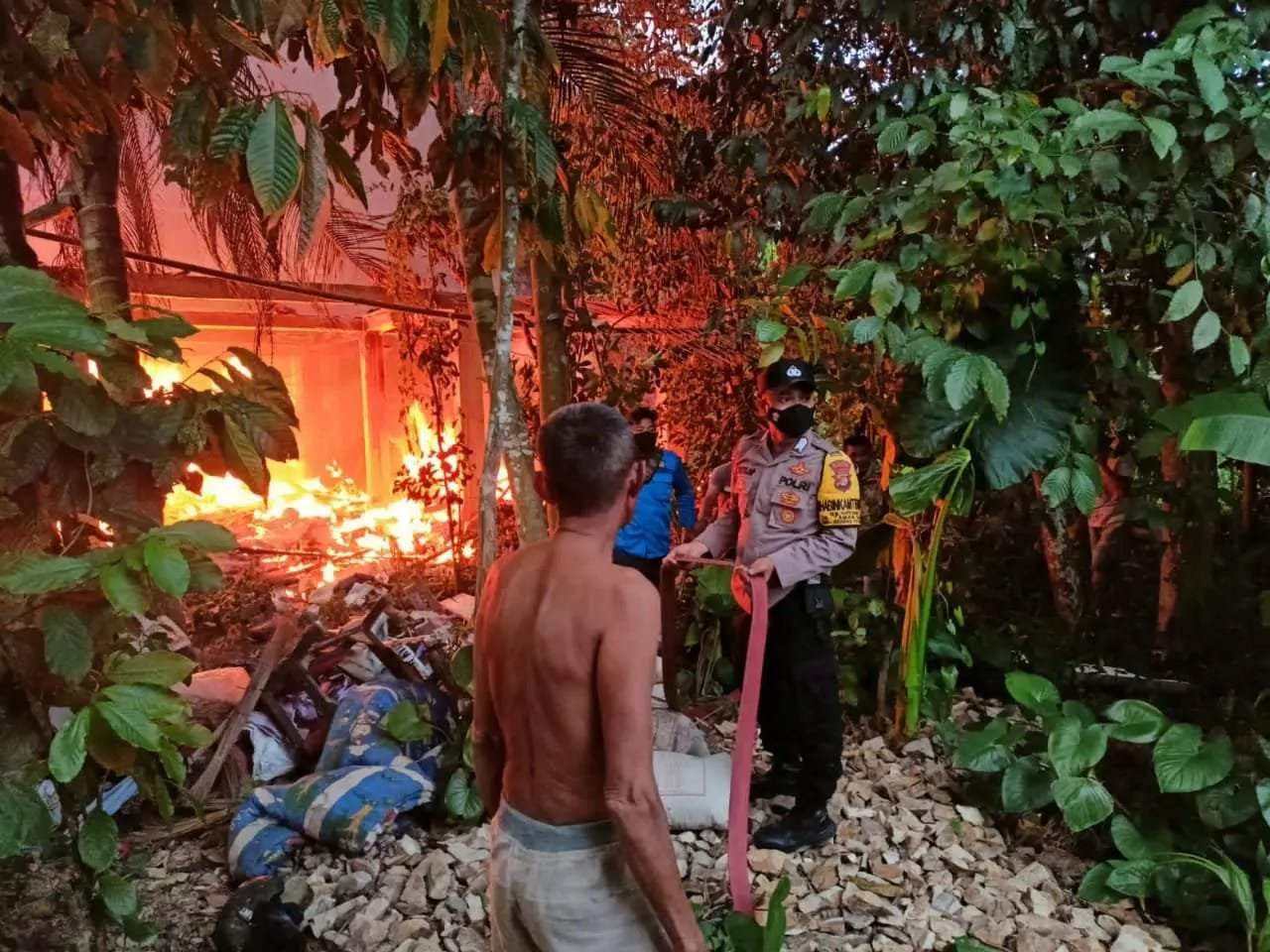 Amukan Si Jago Merah, Habiskan Rumah Sujono