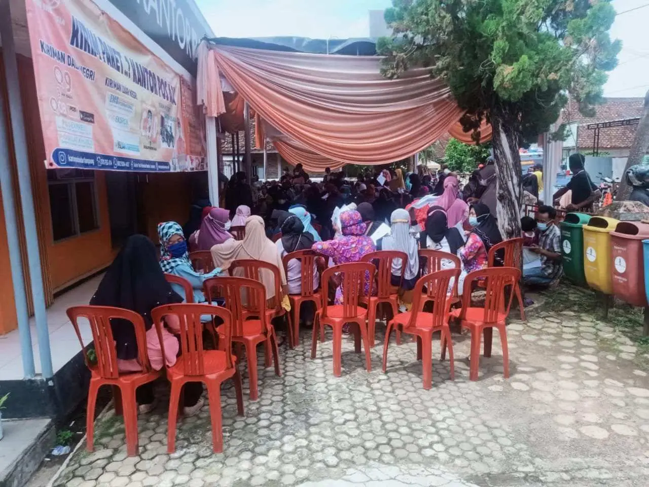 Pembagian Bantuan Program Sembako Langsung Tunai Oleh PT POS Abaikan Prokes Covid-19