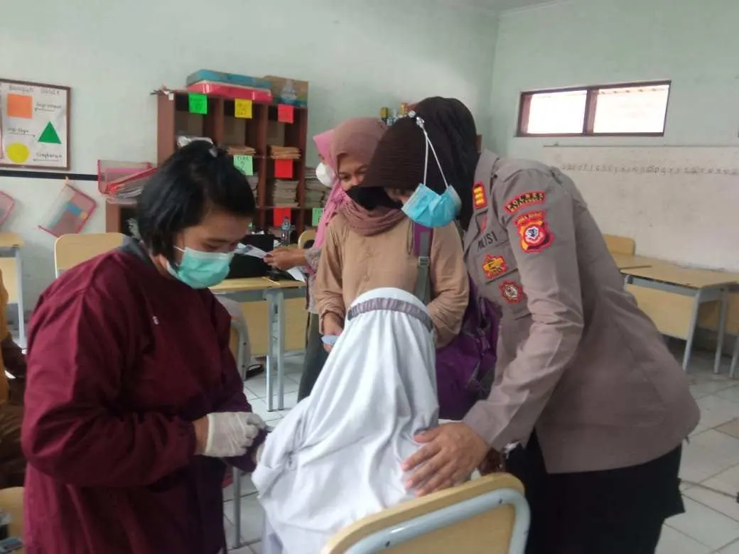 Beri Semangat, Kapolsek Cigasong Monitoring Kegiatan Vaksinasi Siswa SD