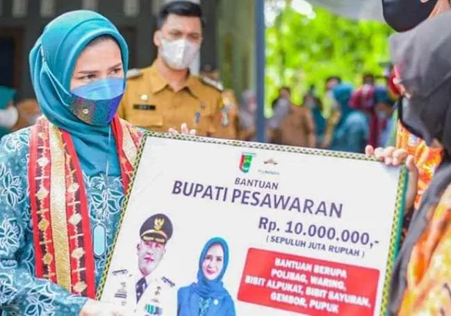 Ketua T.P. PKK Kabupaten Pesawaran Melakukan Pembinaan Kampung KB Terpadu