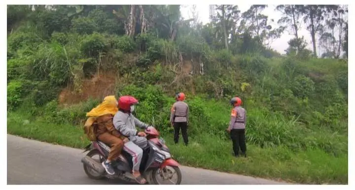 Patroli Sat Brimob Polda Jabar Cek Tebing Rawan Longsor di Lembang