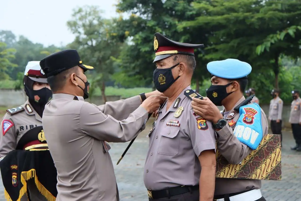 Kasi Humas Polres Pesawaran Terima Anugerah Kenaikan Pangkat