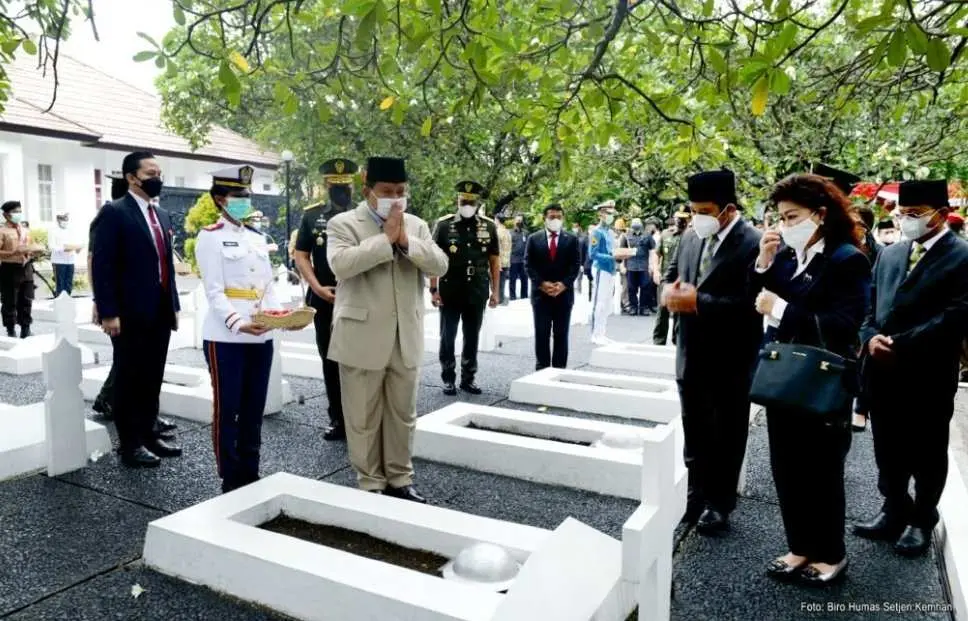 Peringati Peristiwa Lengkong, Menhan Probowo Gelar Kegiatan Tabur Bunga di TMP Taruna