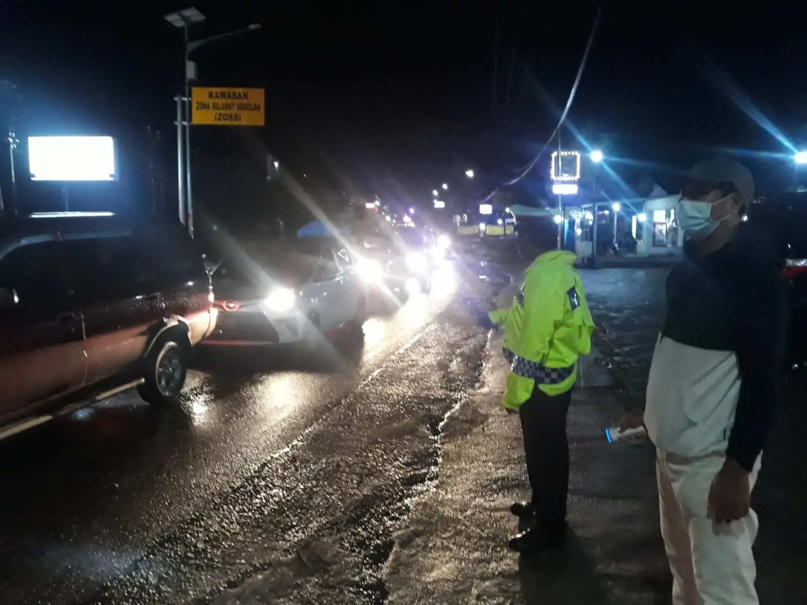 Hujan Lebat Sebabkan Banjir dan Kemacetan di Jalan A.Yani Gedong Tataan
