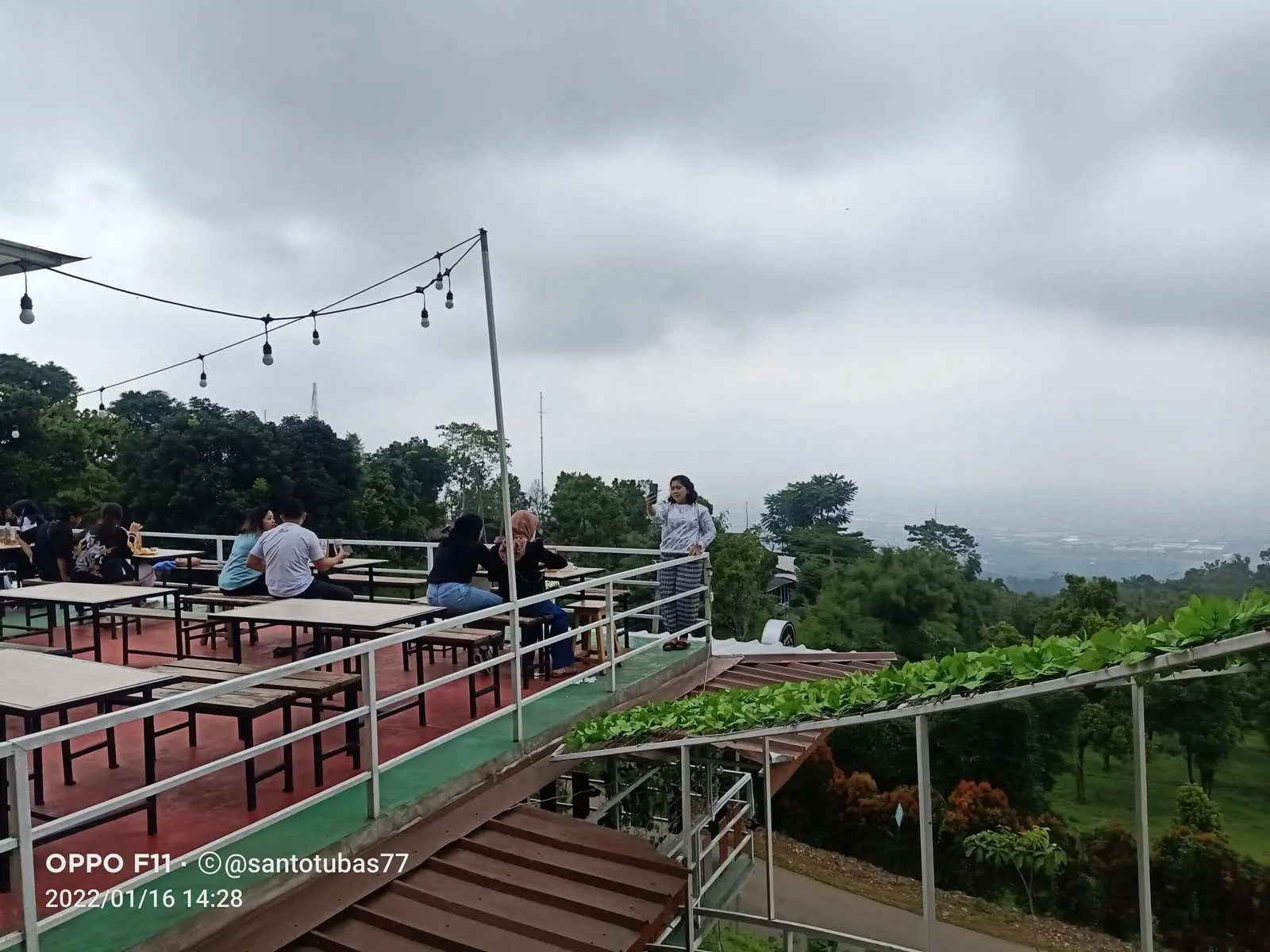 Ini Wisata Murah Meriah dengan Pemandangan Indah di Bukit Hambalang