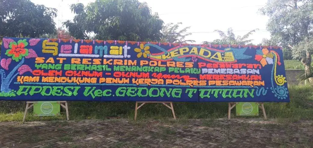 Puluhan Karangan Bunga Apdesi Se-Pesawaran Atas Penangkapan Pelaku Pemerasan