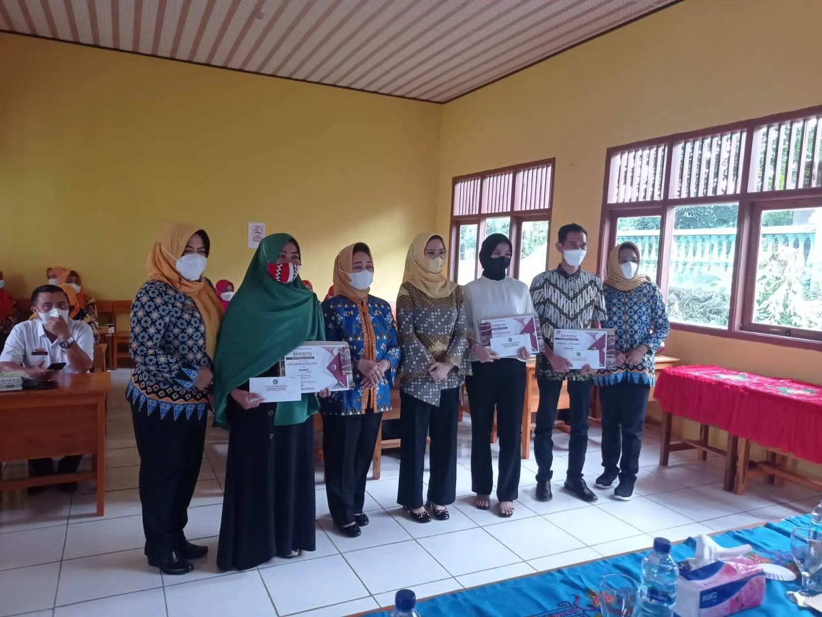 Ibu Pesawaran Berikan Hadiah Pemenang Lomba Video Terbaik Dalam Memperingati Hari Ibu