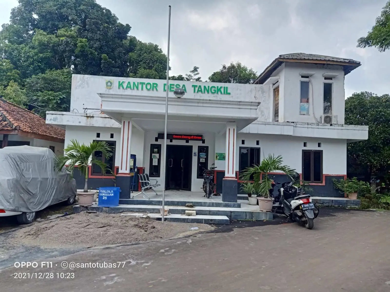Manfaatkan Banprov Pemdes Tangkil Rehabilitasi Kantor Desa