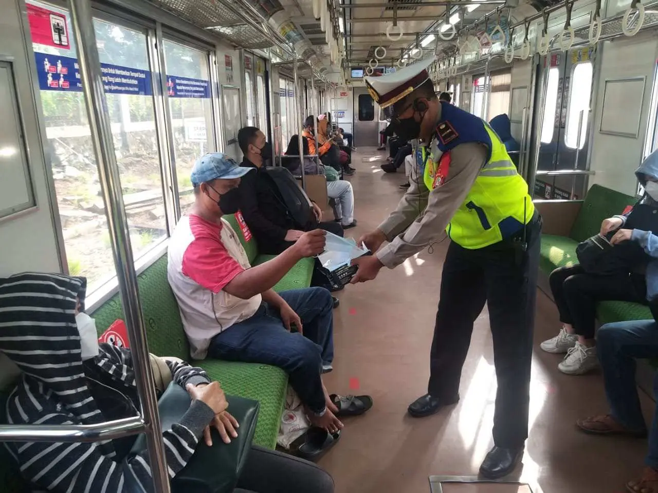 Satlantas Tangsel Gelar Sosialisasi pada Pengguna KRL