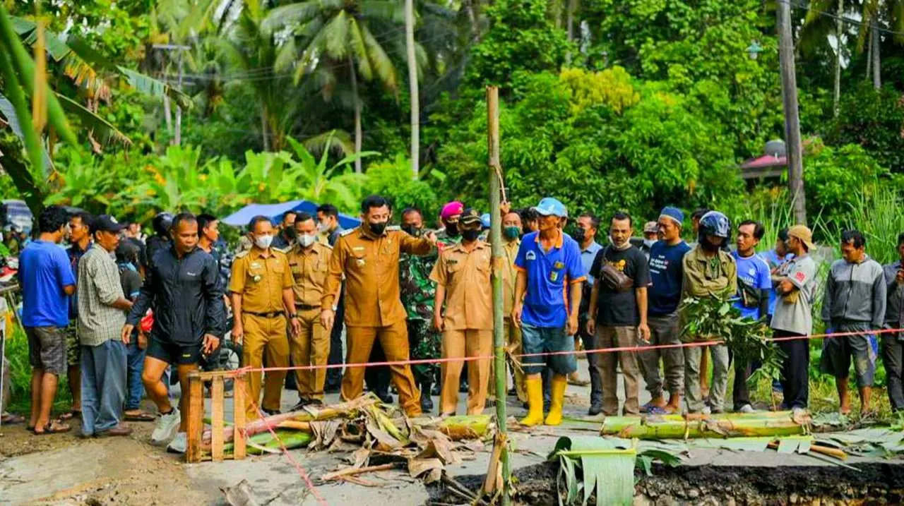 Tinjau Langsung Jembatan Yang Terputus, Bupati Minta Masyarakat Waspada