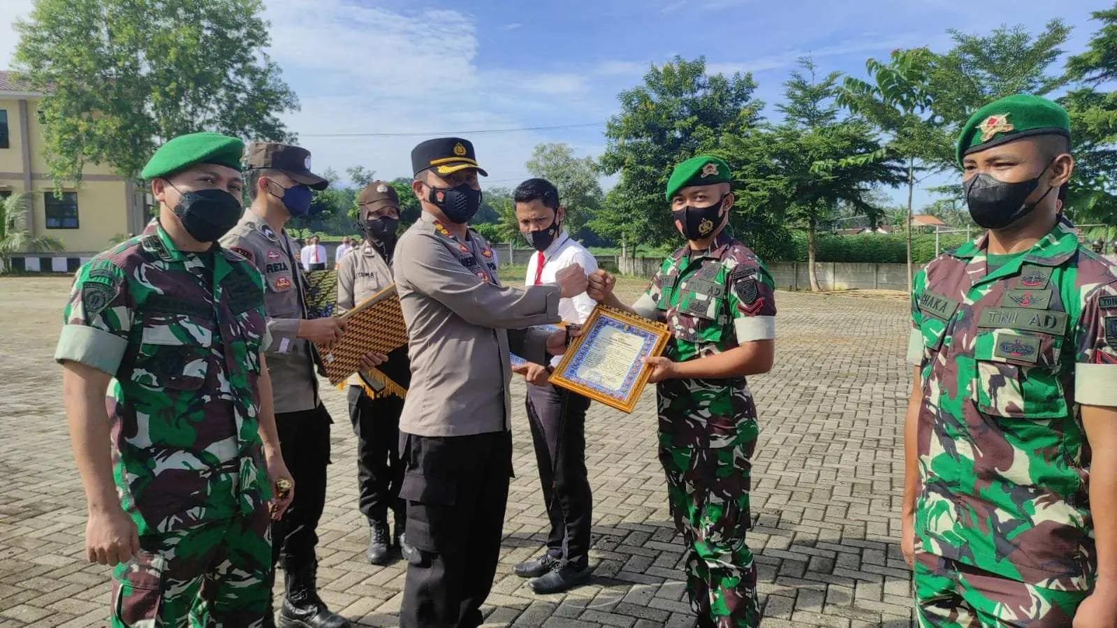Kapolres Pesawaran Beri Penghargaan Kepada Personil, TNI Dan Masyarakat Yang Berprestasi