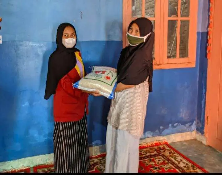 Kampus Teknokrat Balam Bagi-Bagi  Beras Di Jum’at Berkah