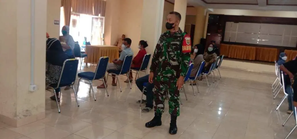 Dukung Percepatan Vaksinasi Covid-19, Babinsa Jajaran  Koramil 421-06/NTR Ajak Warga Binaannya Suntik Vaksin
