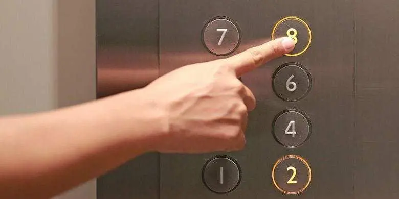 Apes, Hendak Urus IMB Warga Ini Malah Terjebak di Lift Pemkot Depok 