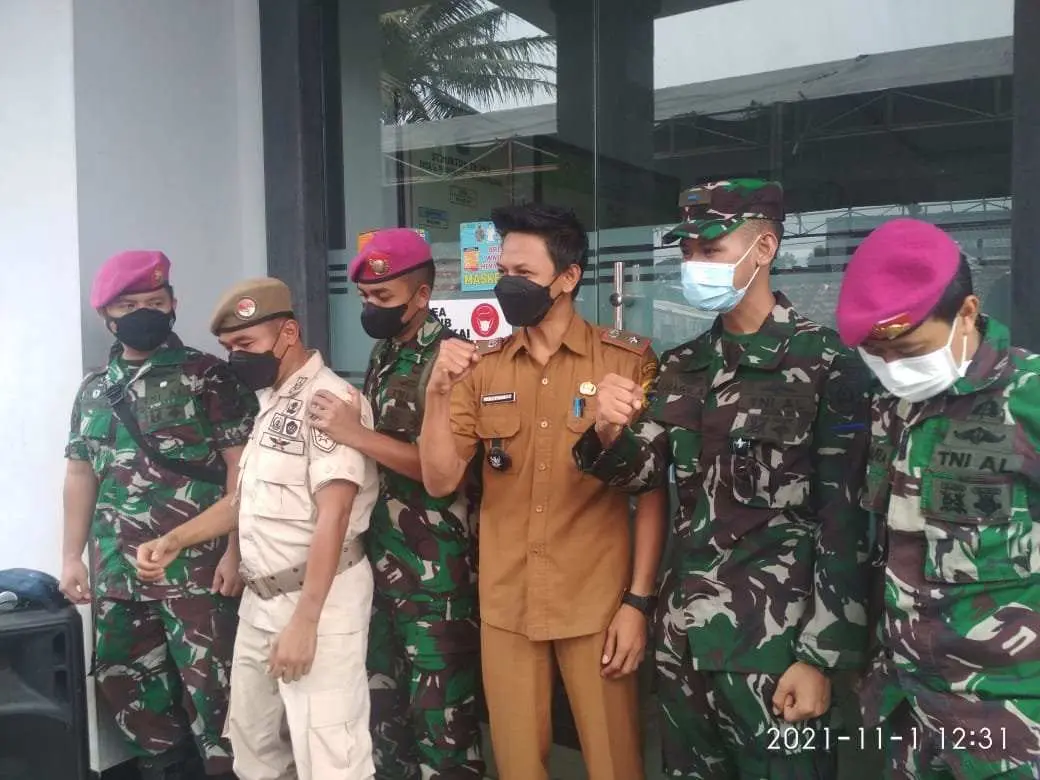 Gerai Vaksinasi Massal di Desa Gorowong, Kerjasama Dengan Nakes TNI AL