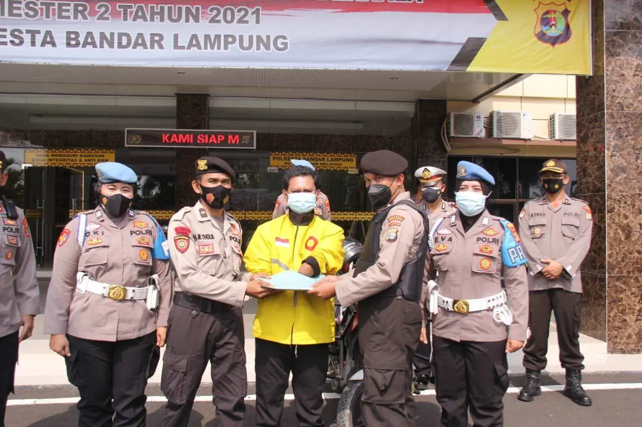 Gelar Apel Pagi Polresta Balam Berikan Bantuan Kepada Ridho Yang Keterbatasan Fisik