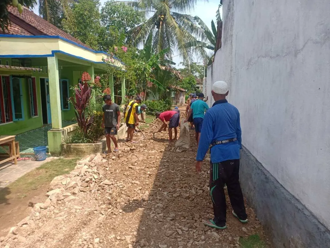 Warga Desa Begelen Gotong-royong Perbaiki Akses Jalan