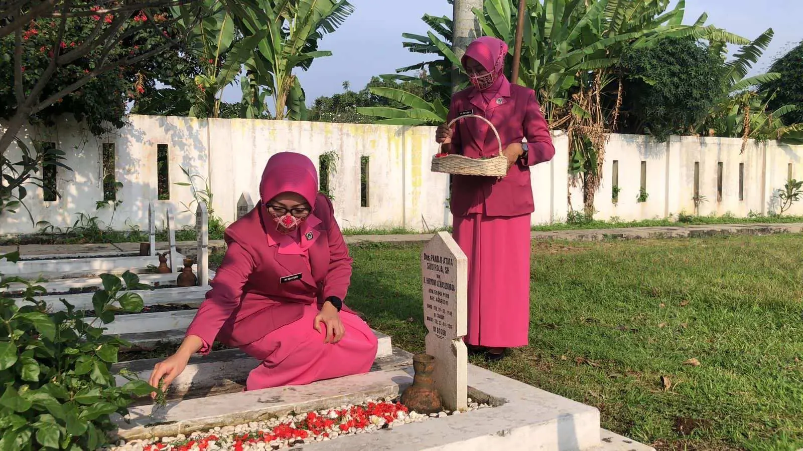 HKGB Ke-69 Bhayangkari Cabang Kota Bogor Ziarah dan Tabur Bunga di Taman Makam Pahlawan Dreded