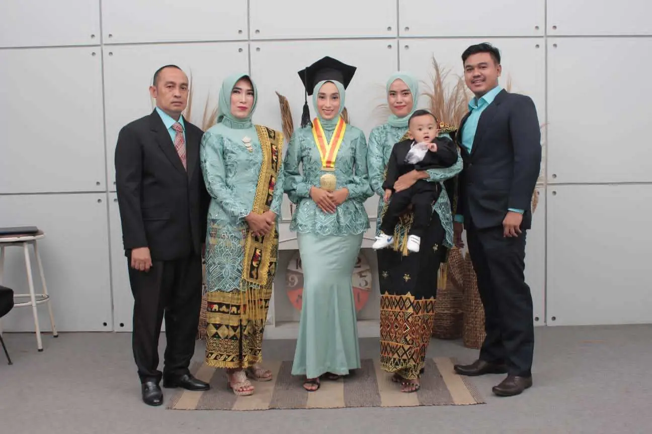 Pasca di Wisuda, Indah Junita Sari Resmi Menyandang Gelar A.Md. Farm