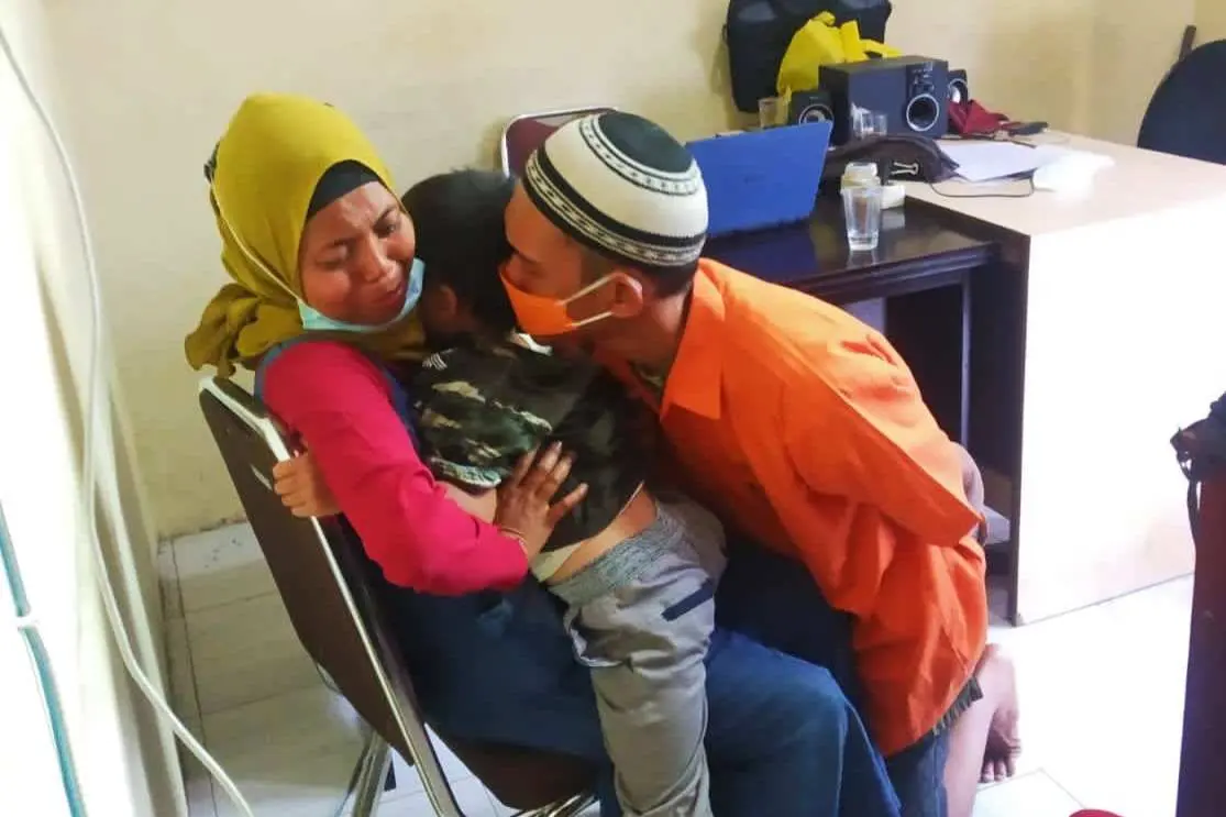 Ubaiy Tersangka Pembunuhan Orangtua Kandung Menangis Histeris di Kaki Sang Istri