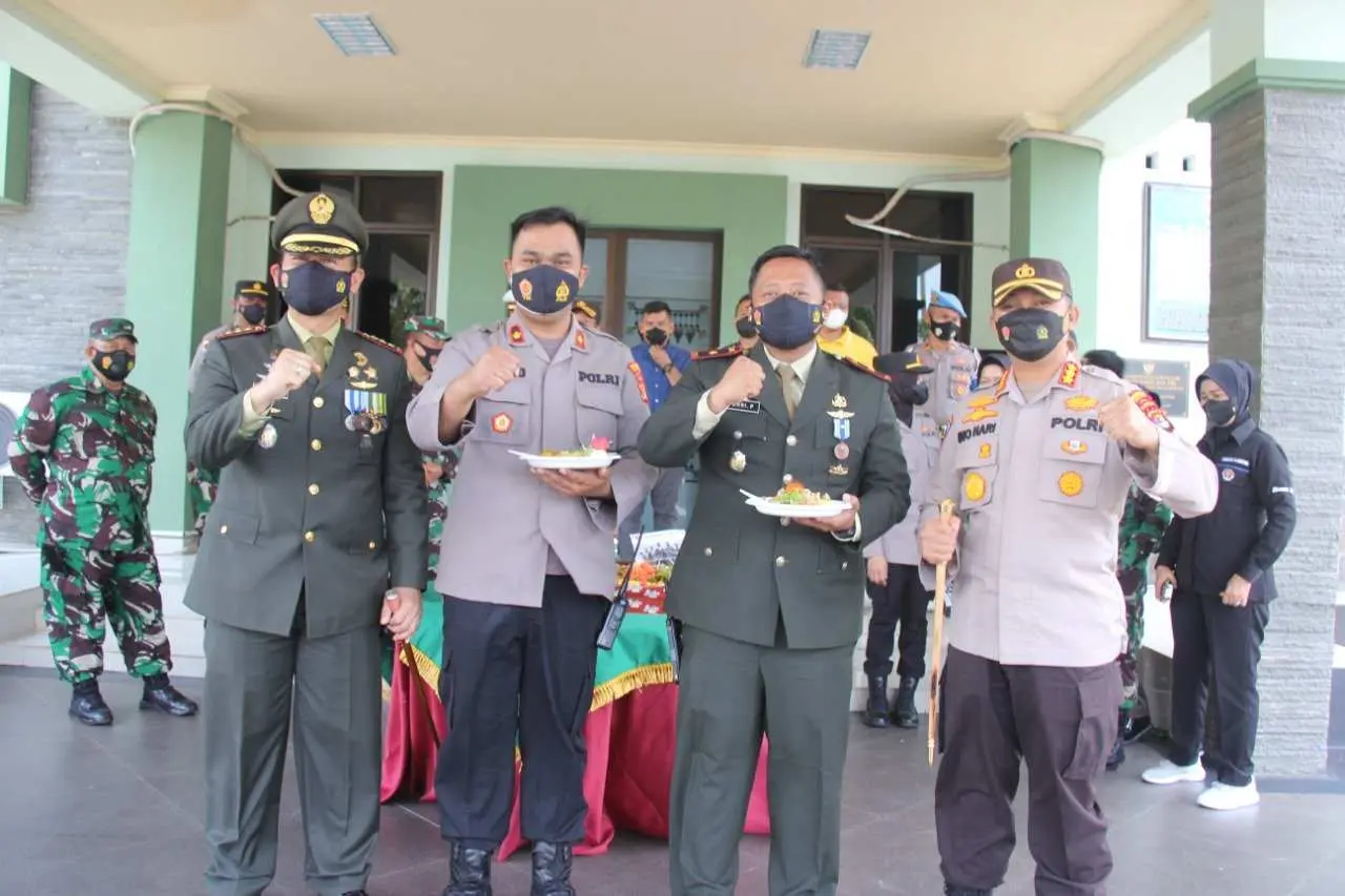 HUT TNI Ke-76, Kapolresta Bandar Lampung Beri Kejutan Dandim 0410/KBL