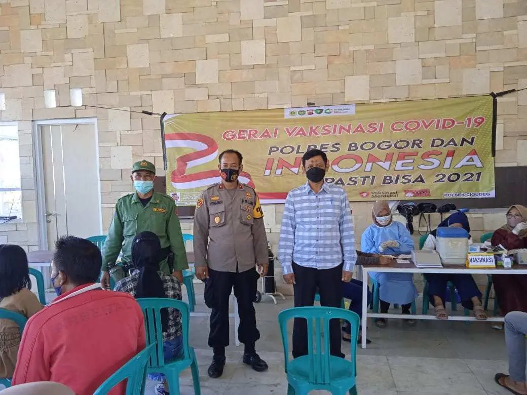 Camat dan Polsek Cigudeg Pantau Langsung Kegiatan Vaksinasi di Desa Mekar Jaya