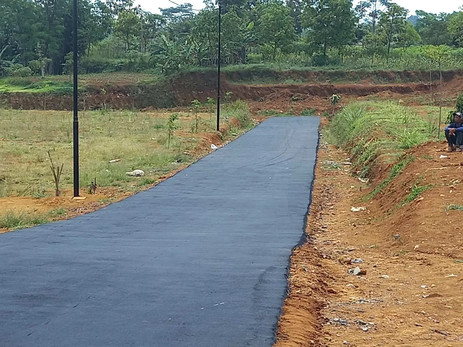 DESA SUKAMAJU KEC. MEGAMENDUNG ALOKASIKAN DANA SAMISADE UNTUK PENGASPALAN (HOTMIX) JALAN DESA