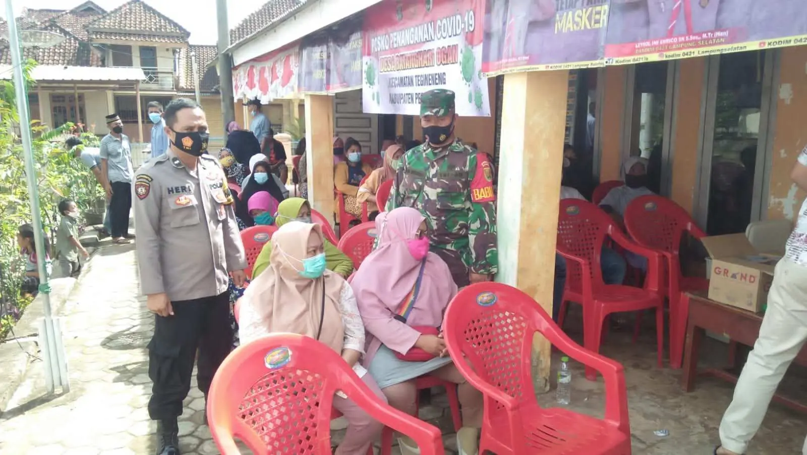 Warga Desa Batang Hari Ogan mendapat Vaksin dari TNI