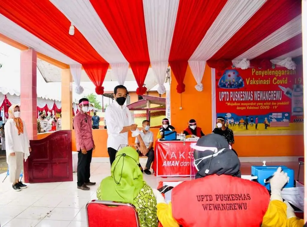 Presiden Jokowi  Tinjau Vaksinasi Covid-19 di Kabupaten Wajo