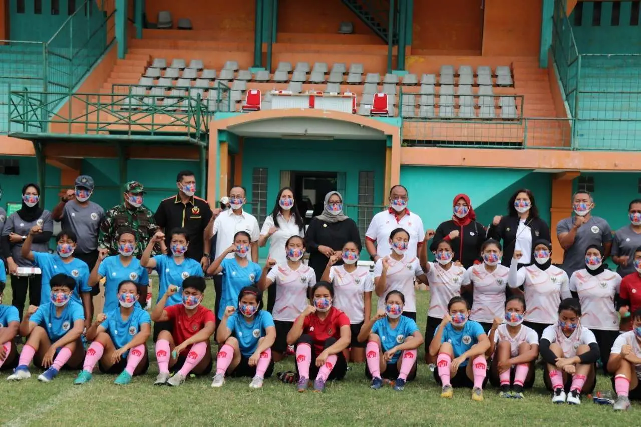 Tinjau Latihan Timnas Sepakbola Putri di Lapangan Persikabo, Bupati Bogor Sampaikan Ini