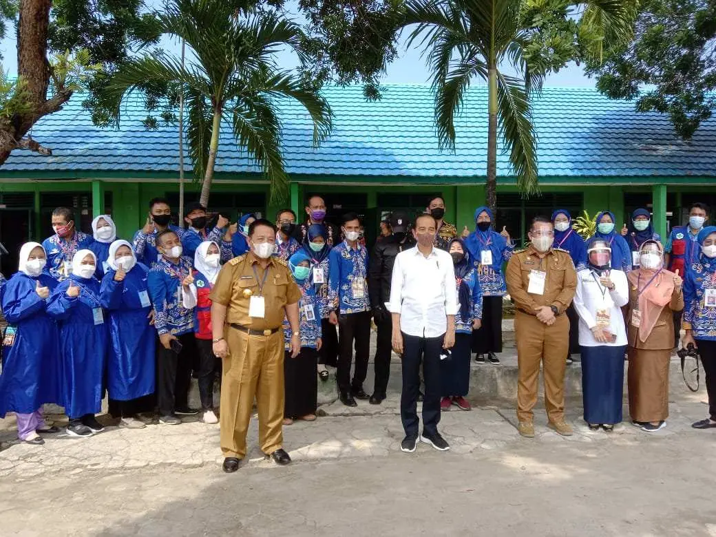 Presiden Jokowi Tinjau Vaksinasi Pelajar Di SMPN 1 Gedong Tataan