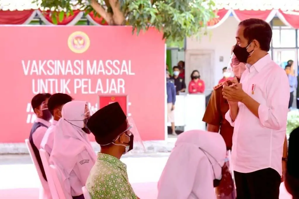 Presiden Jokowi Perintahkan Vaksinasi Bagi Pelajar dan Santri Dilakukan Secara Masif