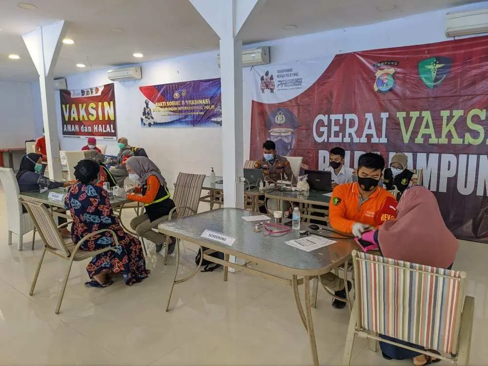 Polres Pesawaran Gelar Vaksinasi dan Bhakti Sosial