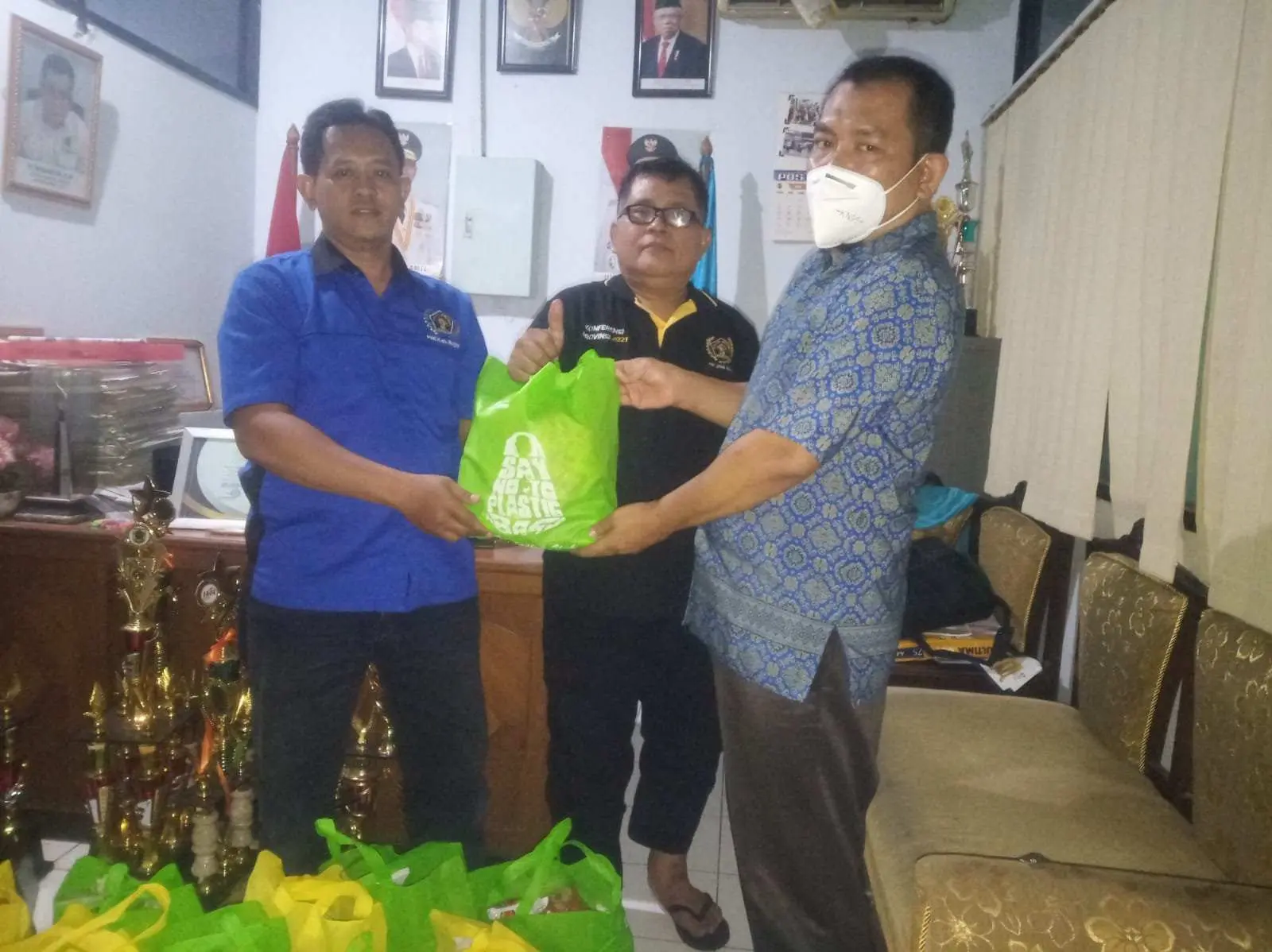 PT Sumber Alfaria Trijaya Tbk atau Alfamart bekerjasama dengan PWI Kabupaten Bogor menyalurkan bantuan paket sembako untuk anak yatim