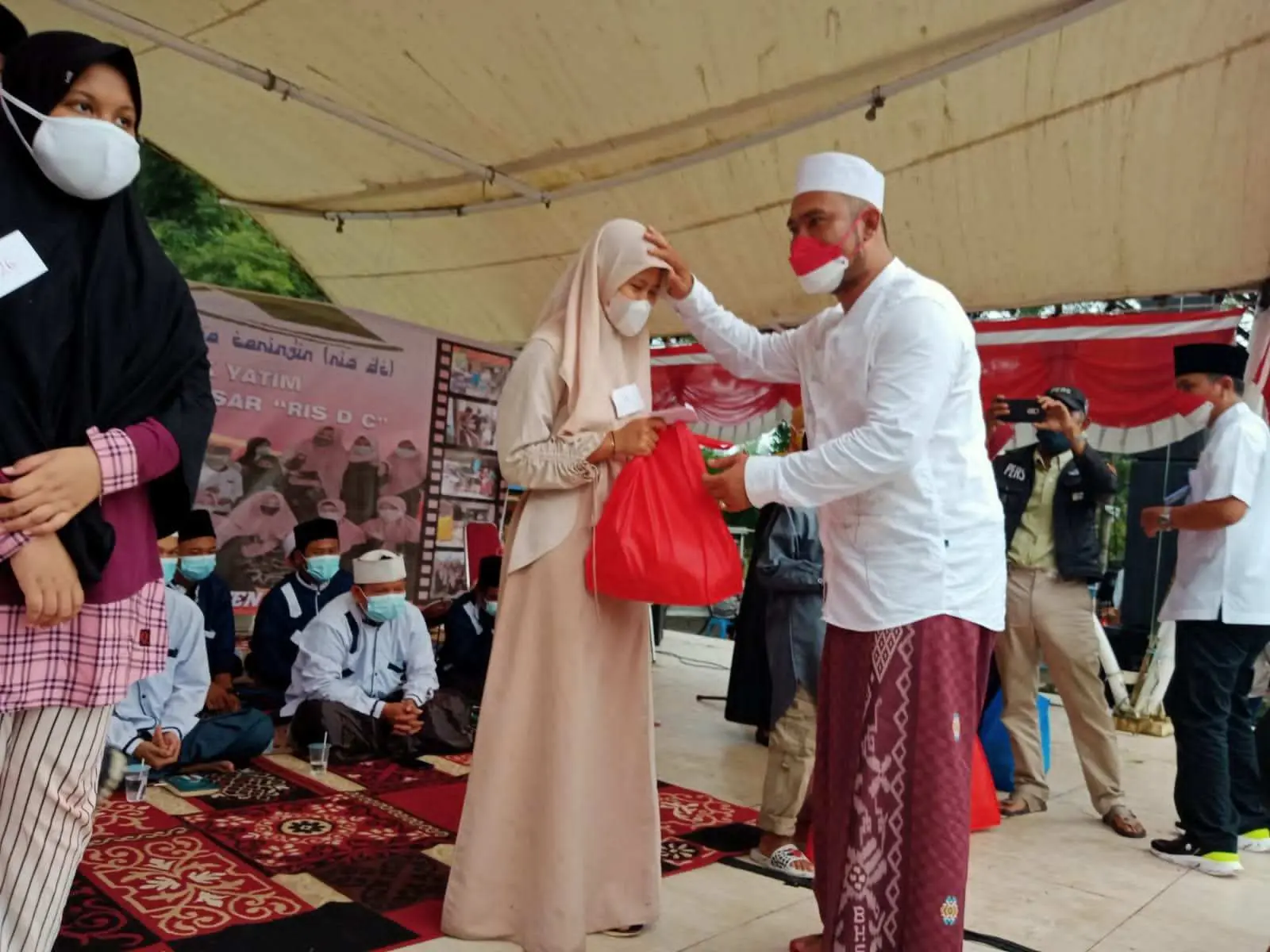 Kades Caringin Berikan Bingkisan Dan Santuni anak Yatim.