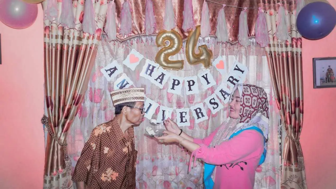 Rayakan 24 Tahun Pernikahan Dengan Suami, Rivngatin: Serasa Masih Pengantin Baru